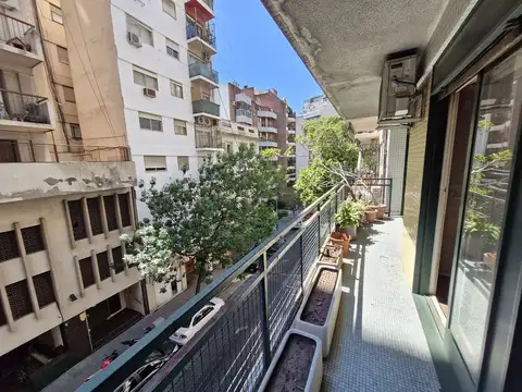 Departamento 4 ambientes con dependencia, cochera y baulera.