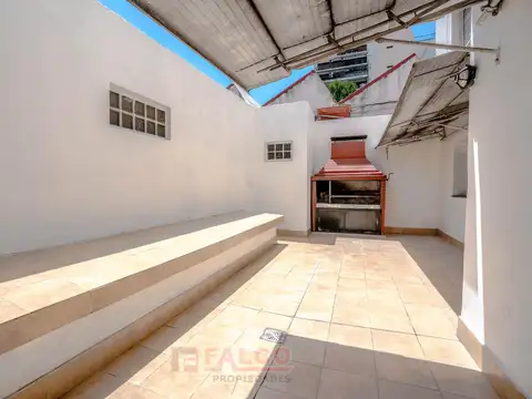 Rivadavia 6700 - Patio - 4 amb c dep - apto profesional o vivienda - Seguridad