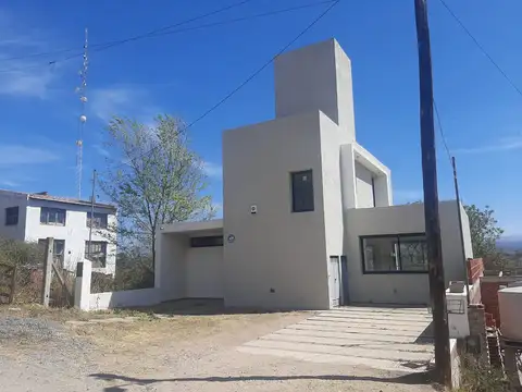 Casa a la venta en Villa Parque Siquiman. (C286)
