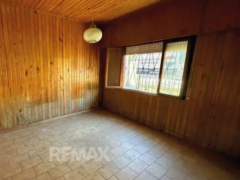 Se vende casa a refaccionar/galpón. Terreno doble.