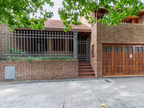Casa en Venta en La Plata [Cod: 830]