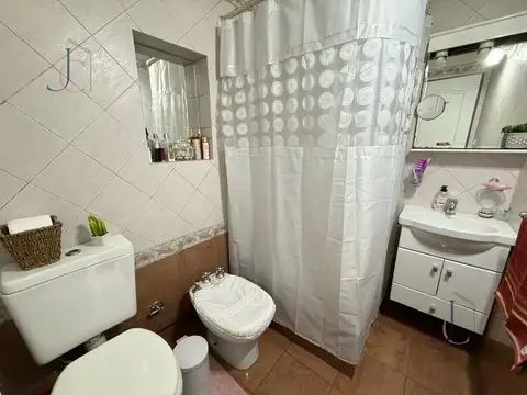 CASA 4 AMBIENTES CON DEPARTAMENTO 3 AMBIENTES EN VENTA EN CASTELAR SUR
