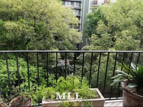 Av. Las Heras y Av. Callao. Semipiso a pulmón verde. Muy luminoso. Sup 122,82 m2