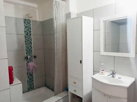 CASA 4 AMBIENTES CON COCHERA Y PATIO  DOS PLANTAS