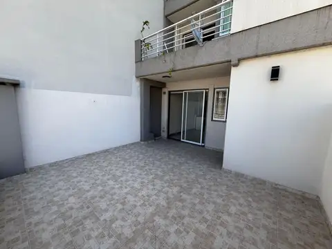 VENTA 2 AMBIENTES CON PATIO , FRENTE A ESTACION CASEROS