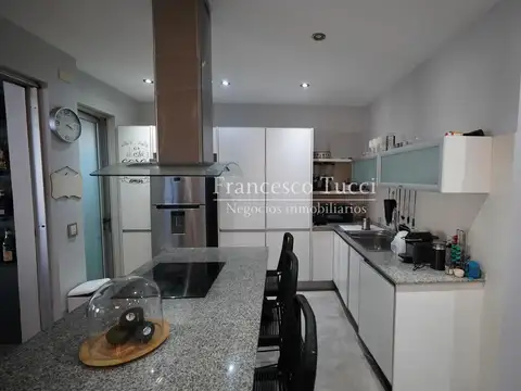 Casa en Alquiler con 3 cocheras