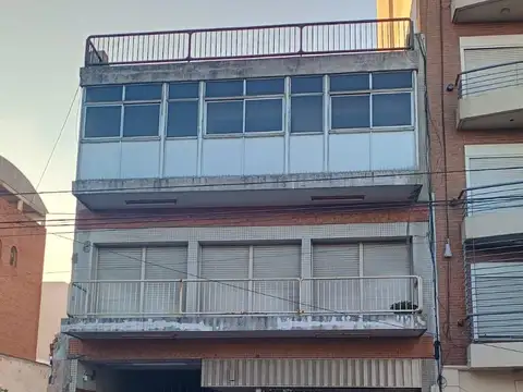 Venta de Local en Flores, con vivienda