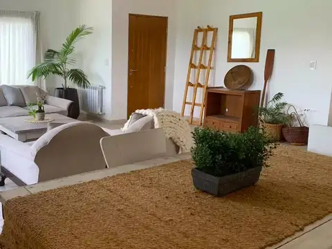 Casa en Alquiler con 1 cochera