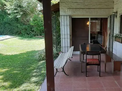 Muy buena casa de sólida construcción en lote central con jardín y pileta