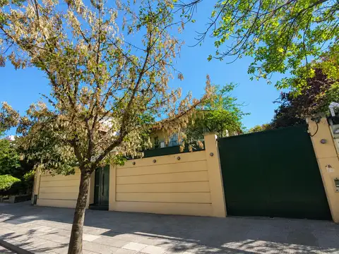 Casa 5 ambientes. Parque, quincho. Villa Devoto