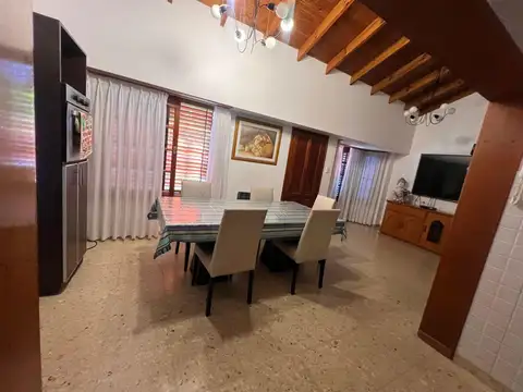 Casa 6 ambientes con 2 baños