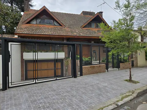 EXCELENTE E IMPECABLE CASA EN VENTA EN BARRIO DE LAS CARRERAS SAN ISIDRO