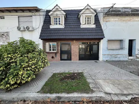 VENTA – Casa de 2 Dormitorios con cochera y patio – Ludueña, Rosario.