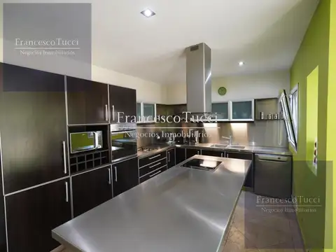 Casa en Venta con 2 cocheras