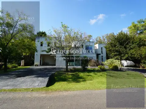 Casa en venta 5 ambientes en Santa Ana