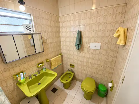 Excelente oportunidad, Amplios ambientes y gran potencial de renovación