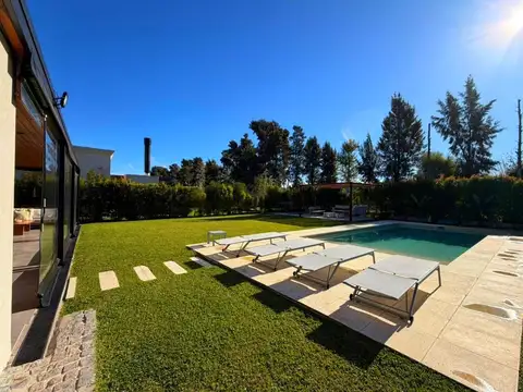 Casa en Venta con 3 cocheras