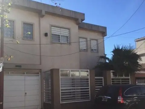 EXCELENTE Y MODERNA CASA 6 AMBIENTES EN DOS PLANTAS CON JARDÍN, PISCINA Y GARAGE