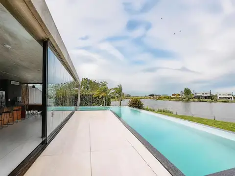 Casa en Alquiler con 4 cocheras