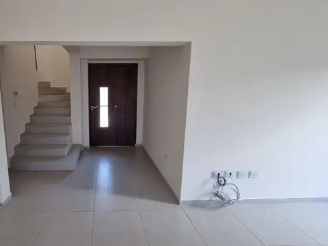 Casa 8 ambientes con 2 baños