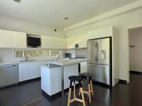 Casa 6 ambientes con 5 baños