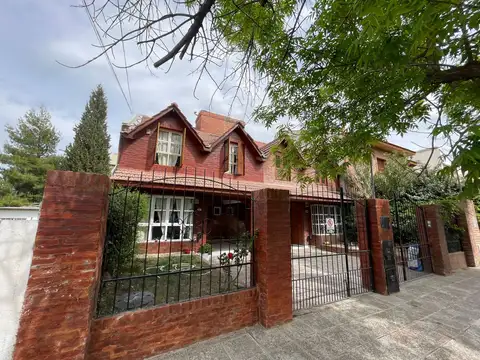 Casa 6 ambientes con 2 baños