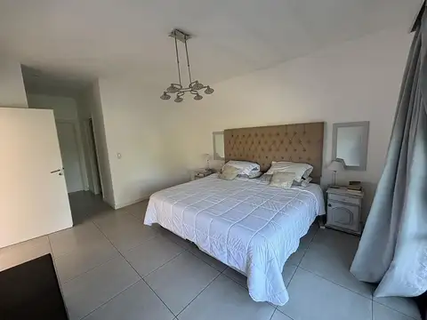 Casa en Alquiler con 2 cocheras