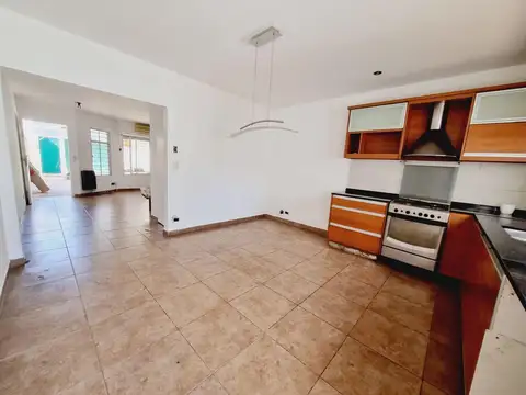 Venta casa 4 ambientes con cochera y patio en Villa Libertad