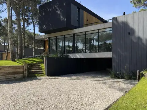 Casa en venta - 6 Dormitorios 5 Baños - Pinamar
