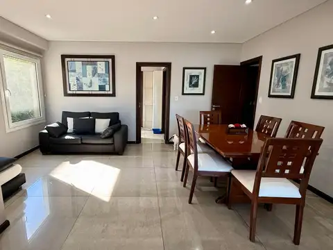 Casa en Alquiler con 4 cocheras