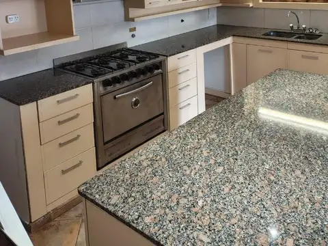 Depto Tipo Casa en Alquiler con 1 cocheras