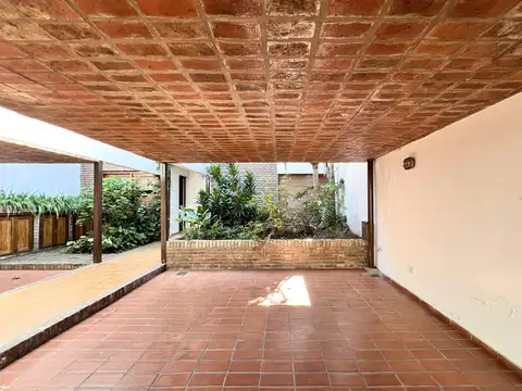 Casa 6 ambientes con 2 baños