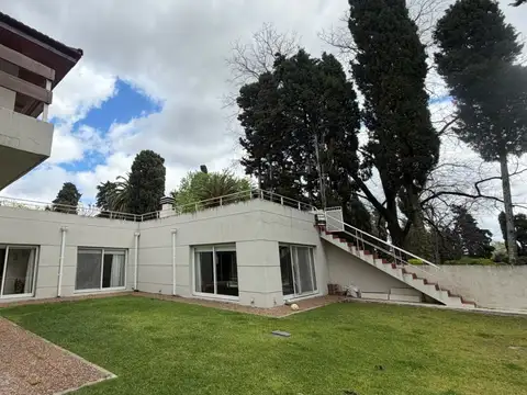 Casa 6 ambientes con 7 baños