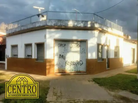 Casa con local, garaje cubierto, jardin, excelente oportunidad