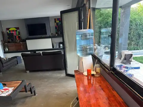 Casa en venta en Los Pinos – Amplios espacios y pileta para natación