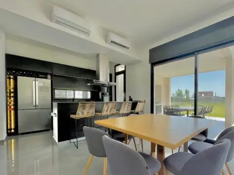 VENTA CASA SAN SEBASTIAN 6 AMBIENTES PISCINA