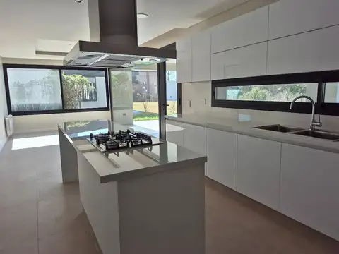 Casa en Venta en Funes Hills Cadaques, USD 720.000