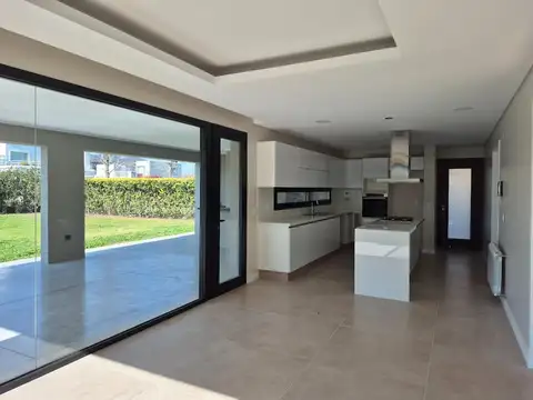 Casa 4 ambientes con 4 baños