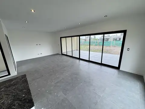 Casa en Venta en Pilar Del Este - Santa Sofia, USD 180.000