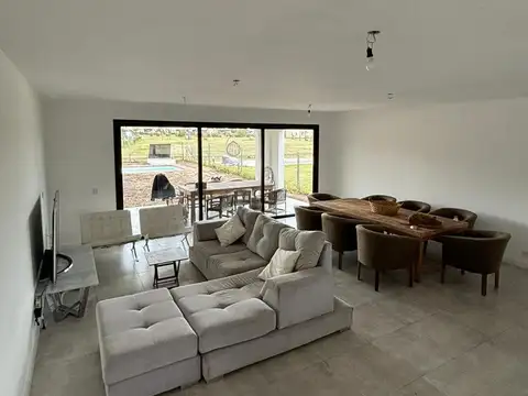Casa en Venta con 4 cocheras