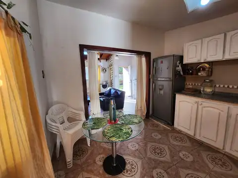 Casa 6 ambientes con 2 baños