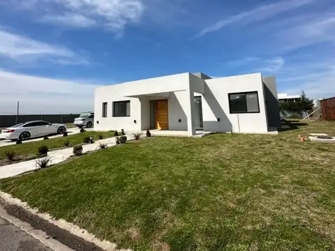 Venta de Casa 4 Ambientes en Lagos de Canning 1! Financia