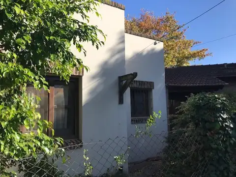 CASA CON  AMPLIO JARDIN Y PILETA