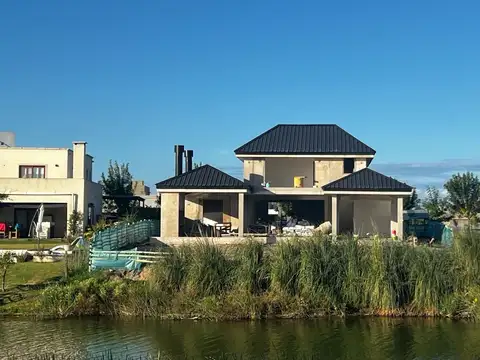 Casa en Venta con 2 cocheras