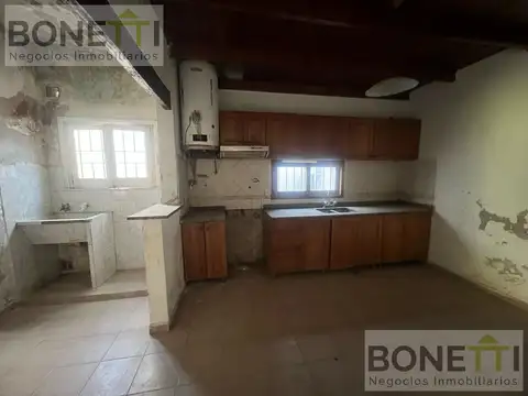 Casa en venta en Mercedes Buenos Aires, casa con local y amplio parque