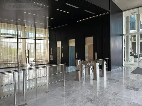 Oficina en Alquiler con 8 cocheras