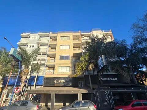 Departamento 2 amb. al frente amplio con balcon