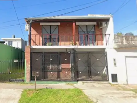 CASA CON COCHERA Y QUINCHO