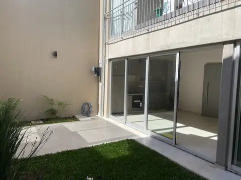 Excelente 3 ambientes en PB con jardín Propio,  muy luminoso y soleado. A ESTRENAR 