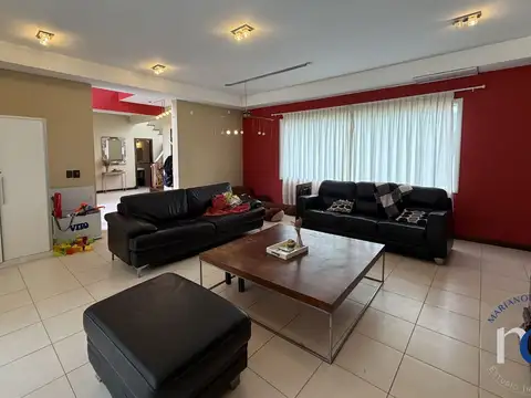 Casa 5 ambientes con 4 baños
